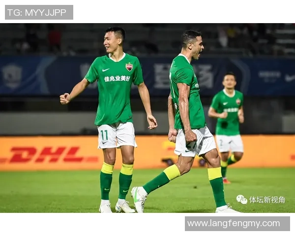 深圳足球队以79分领跑挑战赛积分榜展现强劲实力与团队合作精神